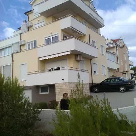 Apartment M & E *
